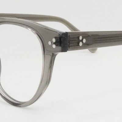 Óculos de armação transparente cinza redonda com três pontos brancos nas hastes