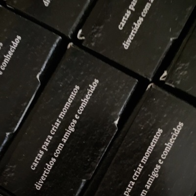 Caixas pretas com texto branco empilhadas