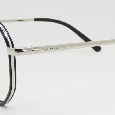 Óculos com armação metálica prateada e detalhes pretos