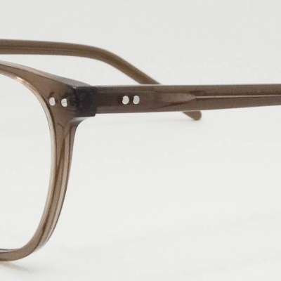 Óculos de grau castanhos translúcidos com detalhes metálicos