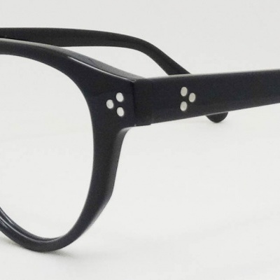 Óculos de sol com armação preta e detalhe de três pontos brancos