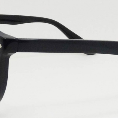 Óculos com armação preta redonda sobre fundo branco