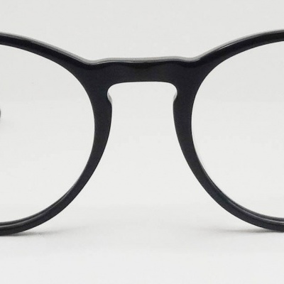 Óculos de armação preta redonda em fundo branco