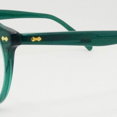 Óculos verdes transparentes com armação redonda e detalhes dourados