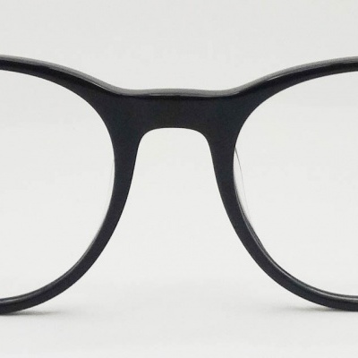 Óculos de armação preta com formato redondo e ponte chave
