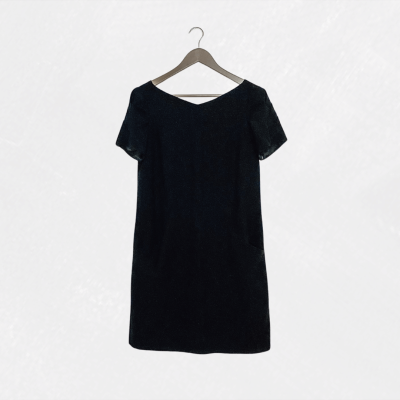 Vestido curto preto de tecido liso com mangas curtas pendurado