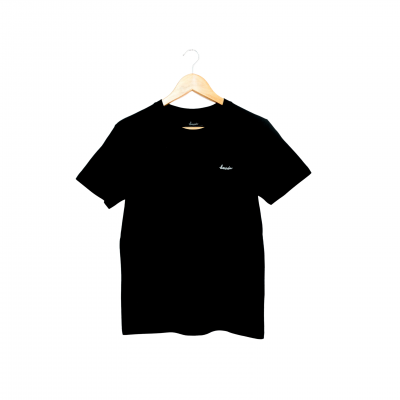 T-shirt preta de manga curta com bordado branco no peito, pendurada num cabide de madeira.