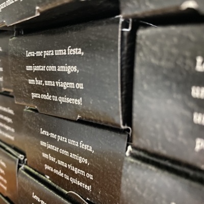 Caixas pretas empilhadas com texto branco em português