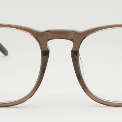 Óculos de armação castanha translúcida com textura lisa e ponto metálico