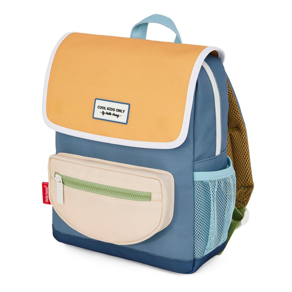 Mochila infantil azul e amarela com bolso bege e etiqueta COOL KIDS ONLY