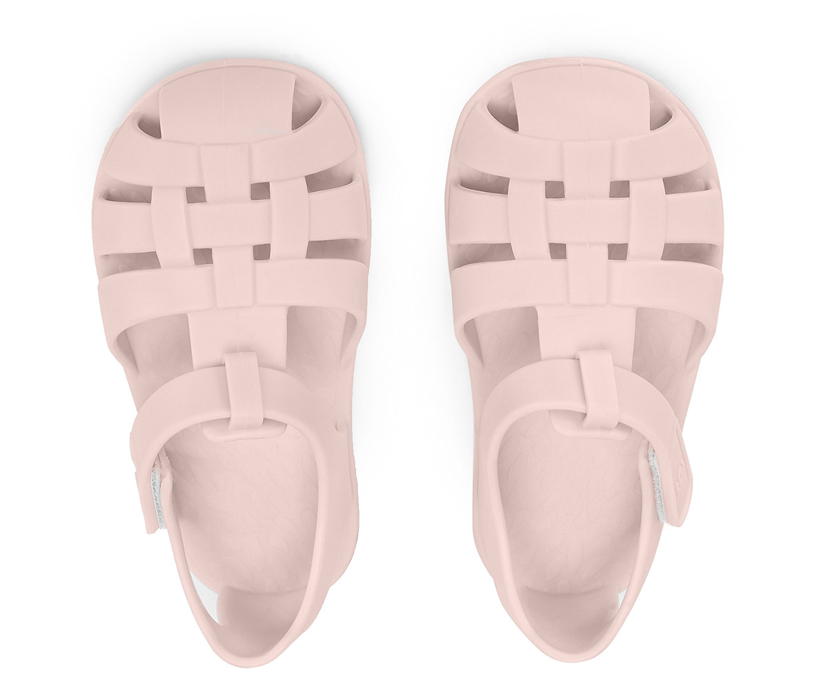 Sandálias infantis rosa claro de plástico com tiras entrelaçadas e fecho de velcro