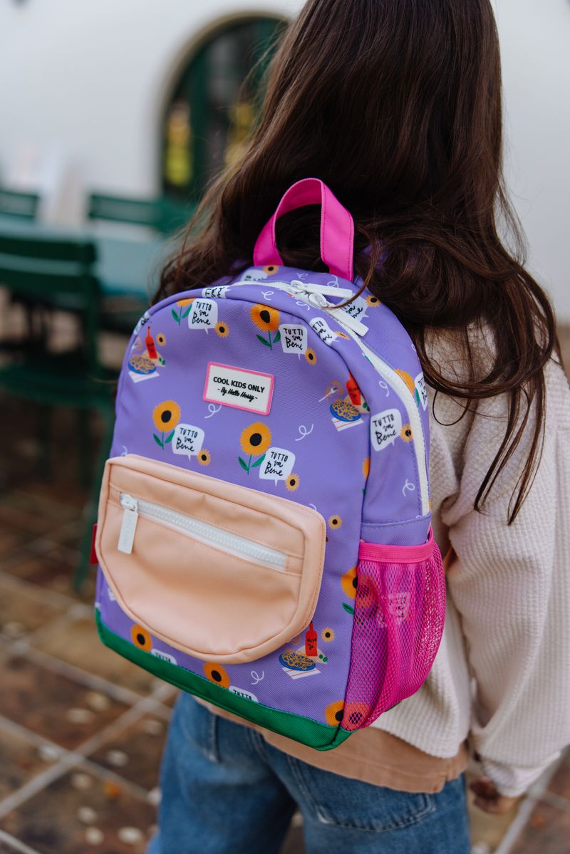 Mochila lilás com padrão de girassóis e bolso bege