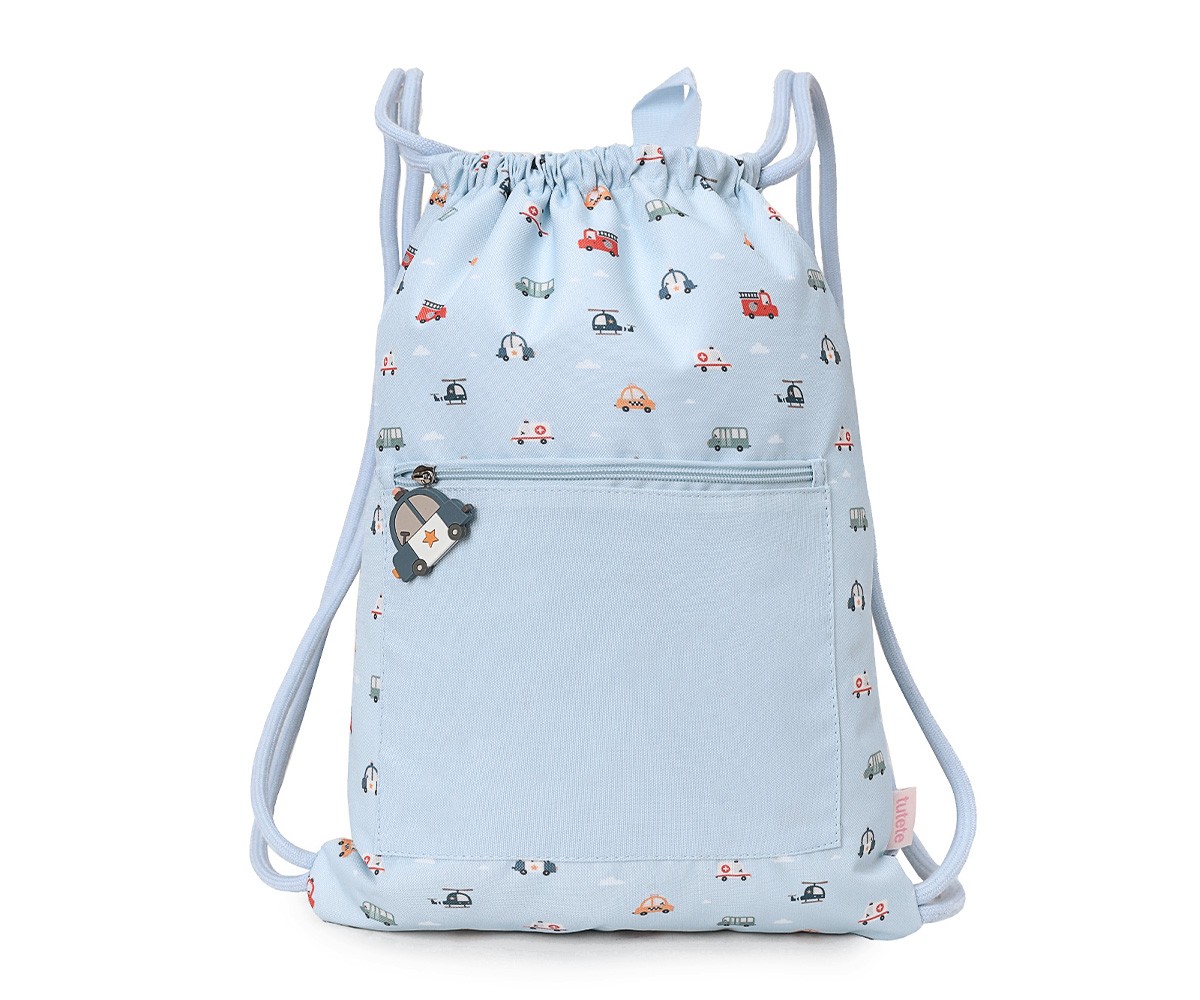 Saco mochila azul claro com padrão de carros e bolso frontal