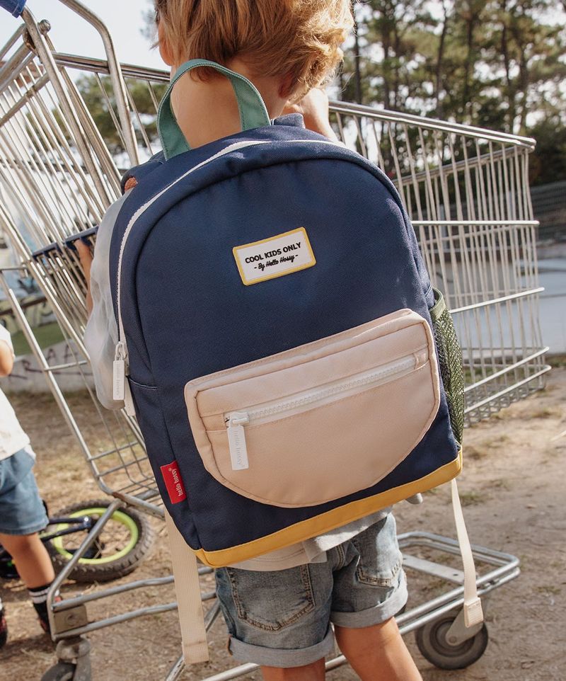 Mochila escolar azul com bolso bege e etiqueta 'COOL KIDS ONLY'