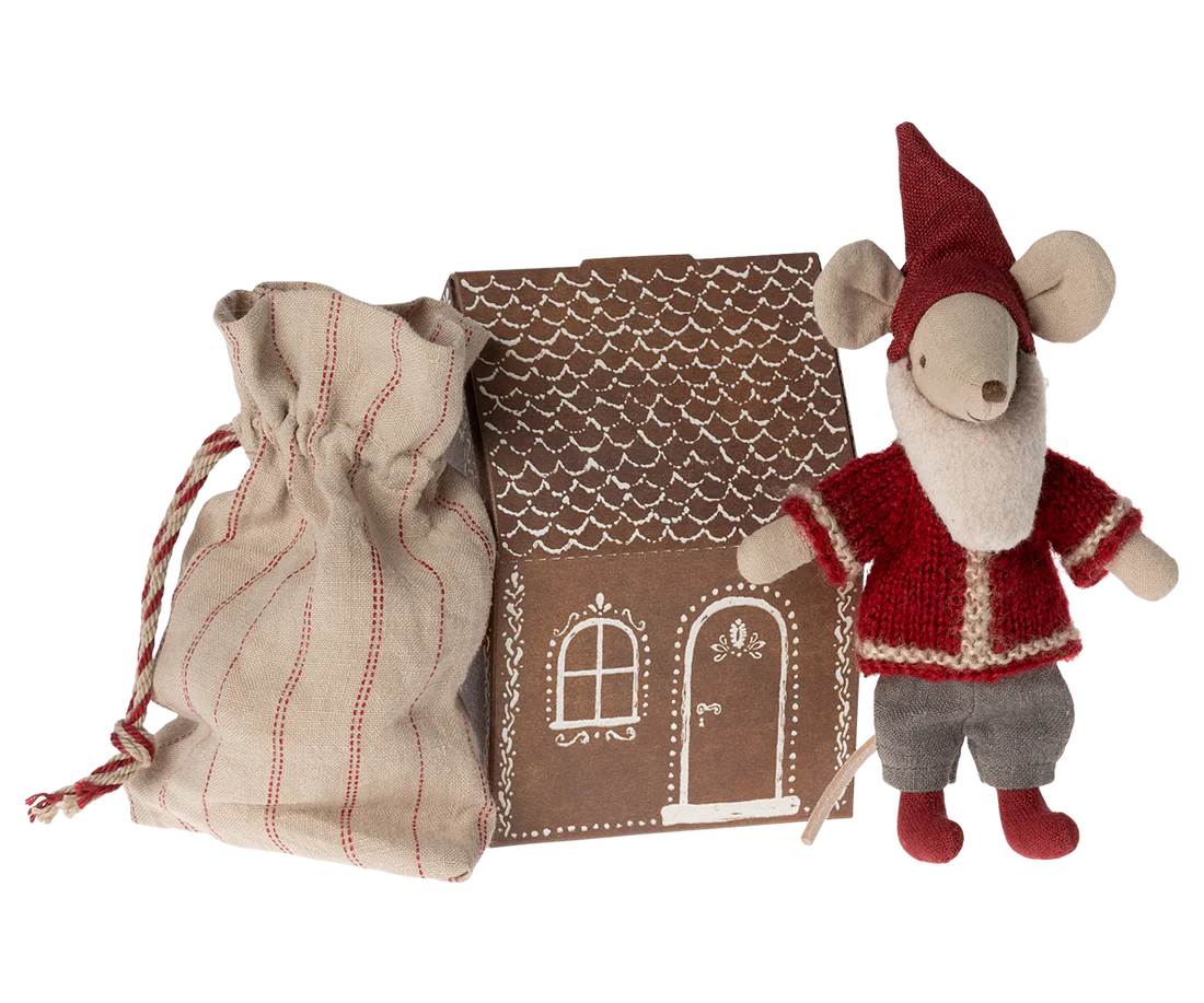 Bolsa de pano bege com riscas vermelhas, casinha decorativa castanha com padrões brancos e boneco de rato vestido com casaco e chapéu vermelhos e calças cinzentas