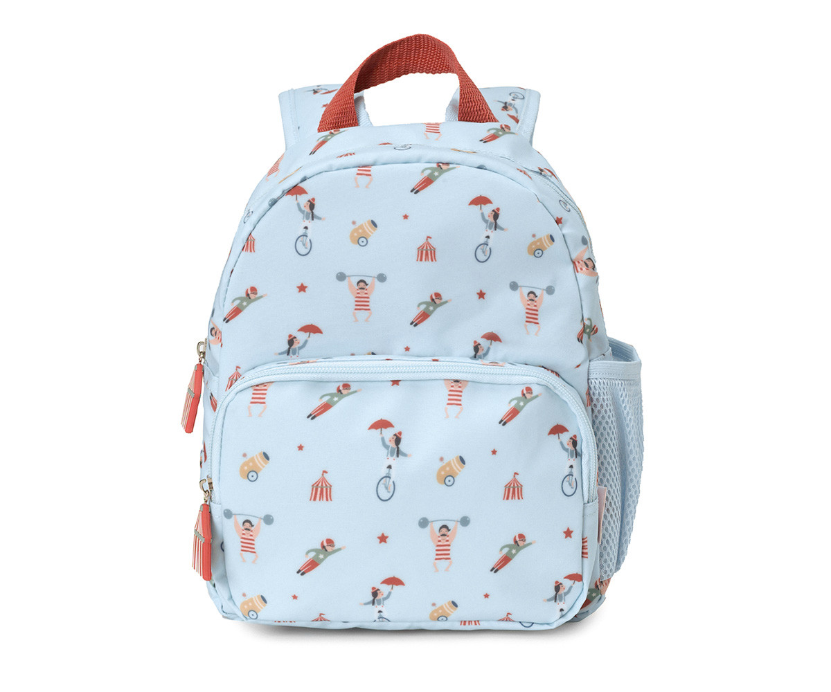 Mochila infantil azul clara com padrão colorido de artistas de circo e alças alaranjadas.