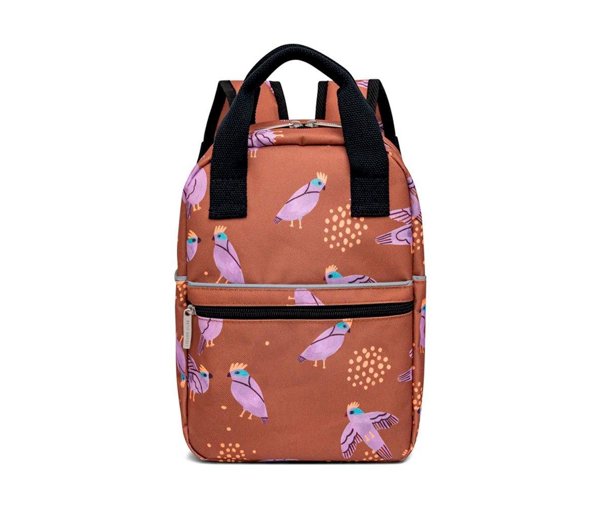 Mochila castanha com padrão de pássaros cor-de-rosa e alças pretas.