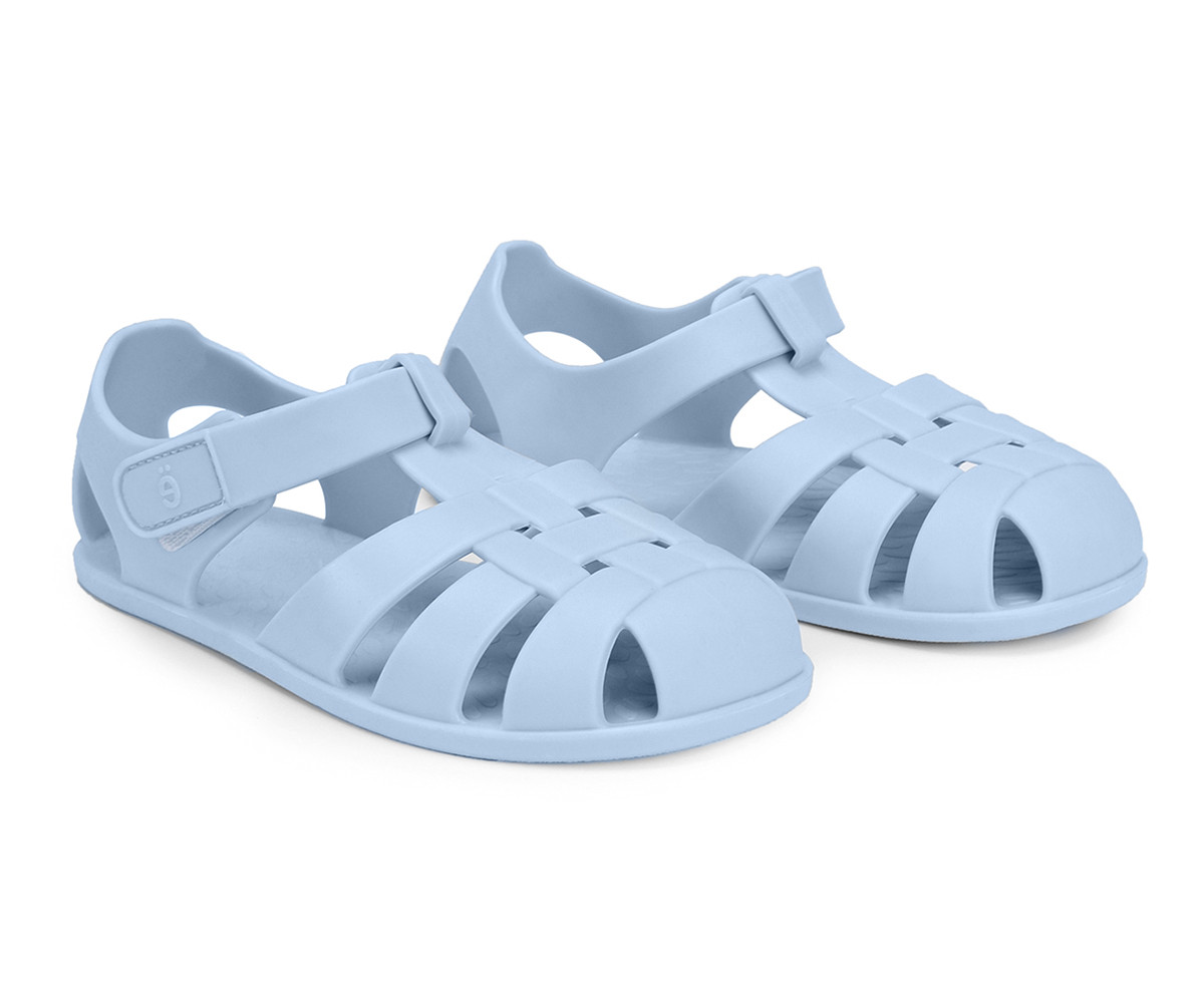 Par de sandálias azuis de plástico para criança