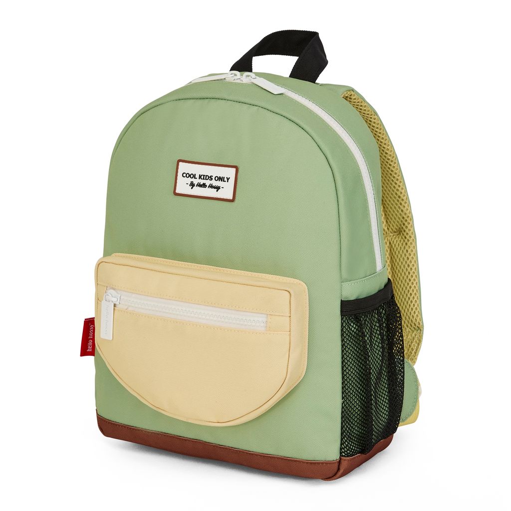 Mochila verde clara com bolso amarelo claro e detalhes castanhos e preto