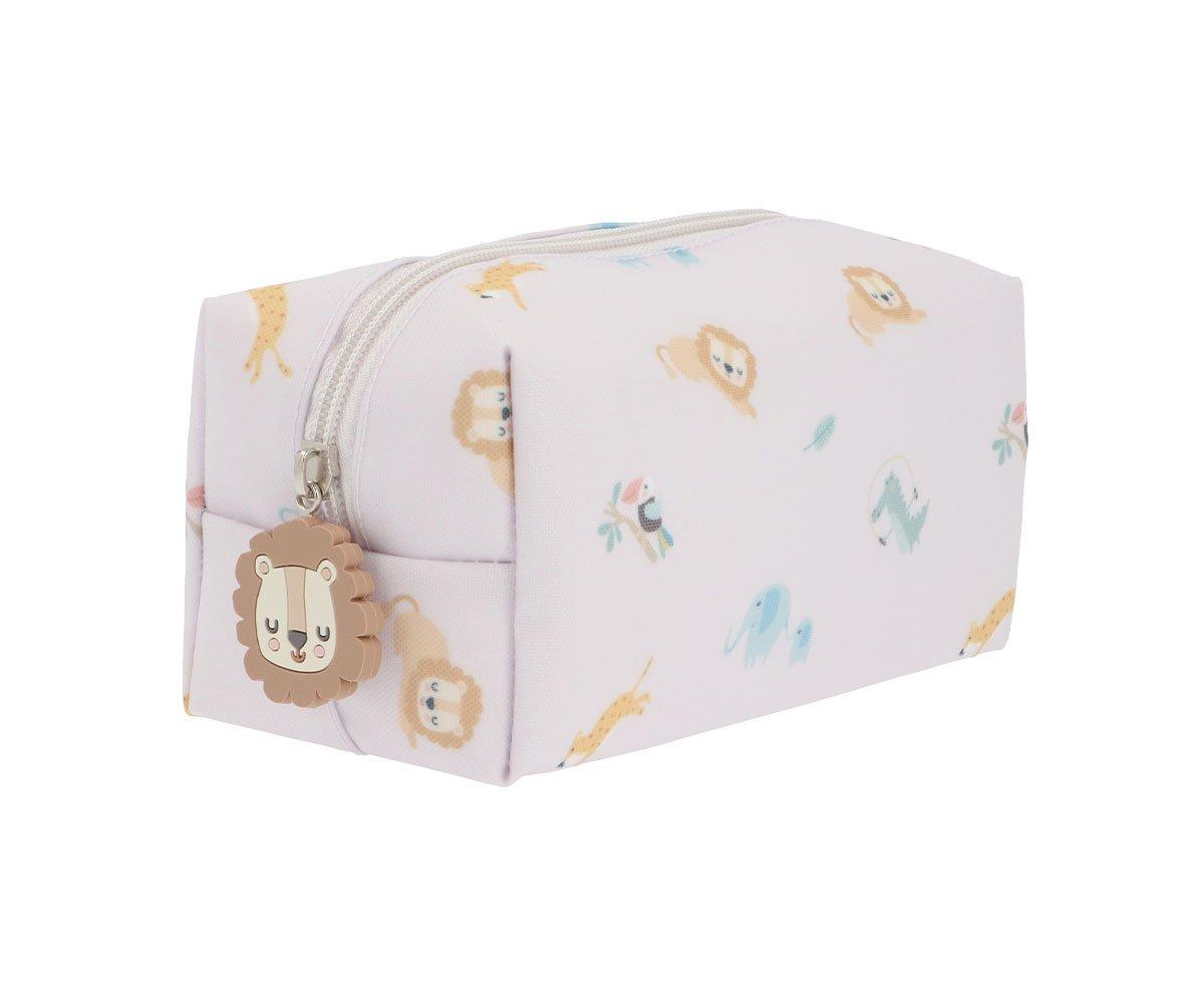 Bolsa retangular branca com padrão de leões, girafas e elefantes e puxador de fecho em forma de leão