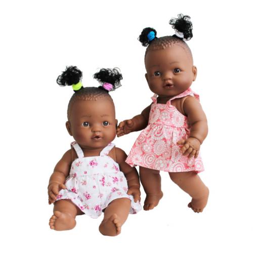 Dois bonecos bebês com roupas rosa e branco em fundo branco