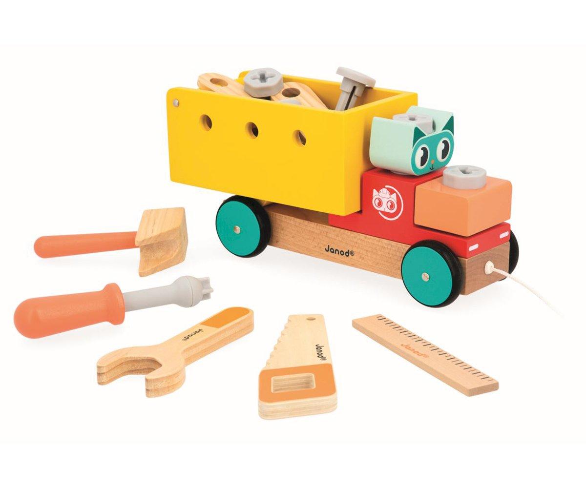 Camião de madeira amarelo com ferramentas de brinquedo em fundo branco