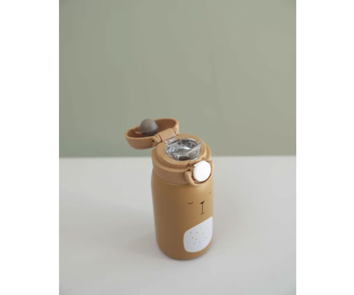 Garrafa térmica castanha em forma de urso com tampa aberta e botão branco