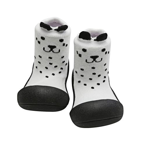 Meias-sapatilha brancas com padrão de pintas pretas e sola preta para bebé