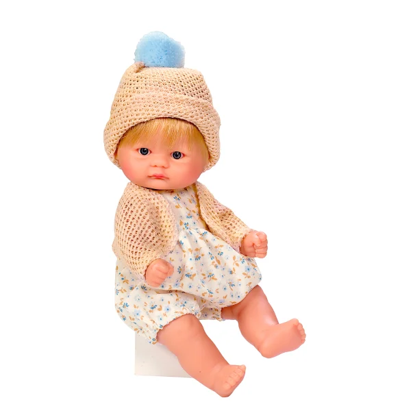 Boneca bebé com vestido floral, casaco bege e gorro com pompom azul
