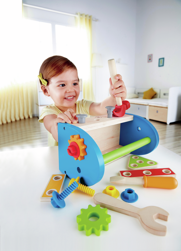 Brinquedo de ferramentas de madeira colorido para crianças numa mesa branca