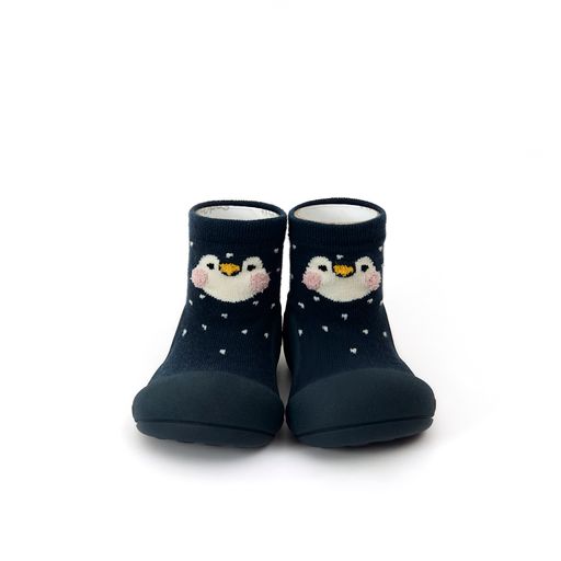 Pantufas azuis com desenhos de pinguins e corações brancos