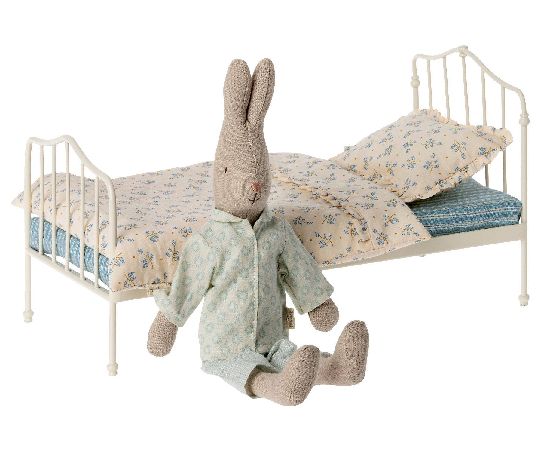 Cama infantil de metal com roupa de cama azul e branca e peluche de coelho vestido
