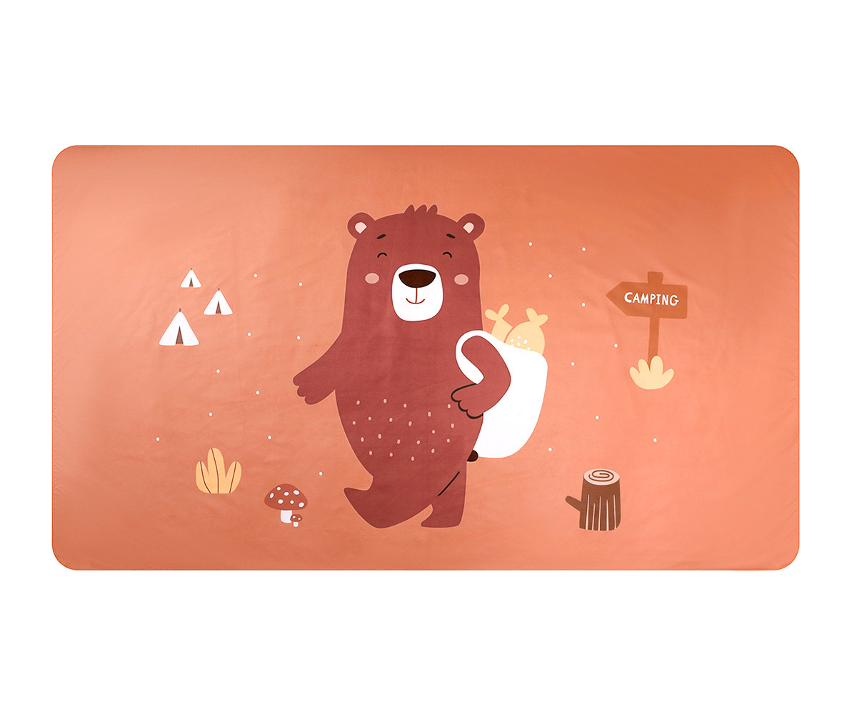 Tapete laranja com desenho de urso e elementos de camping