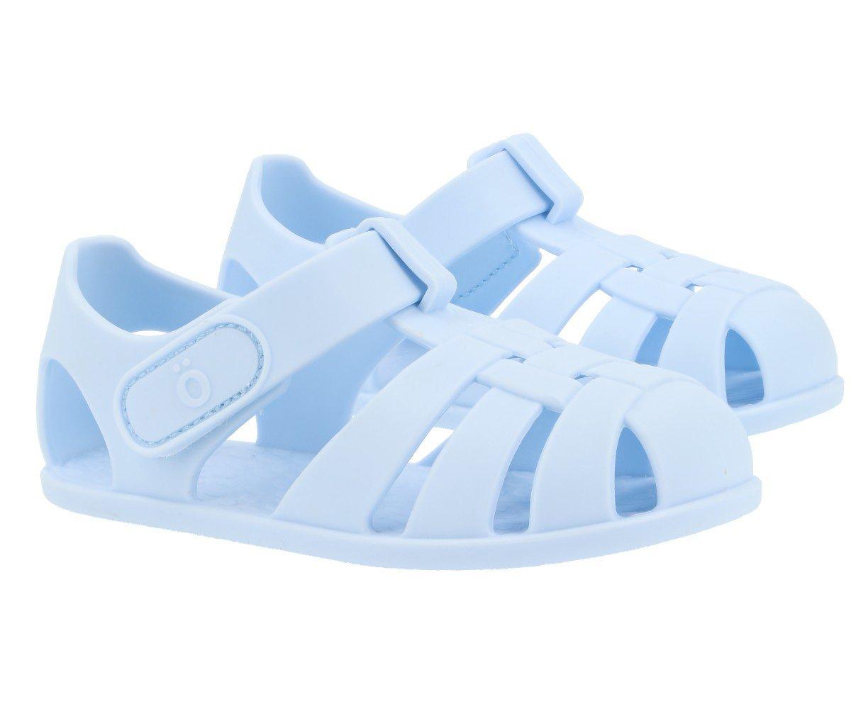 Sandálias de criança azul claro em plástico com fecho de velcro