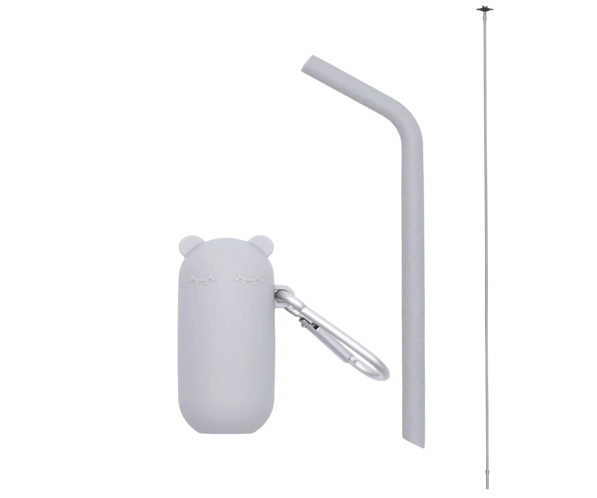 Estojo cinzento com orelhas, palhinha curva cinzenta em silicone e escova metálica sobre fundo branco