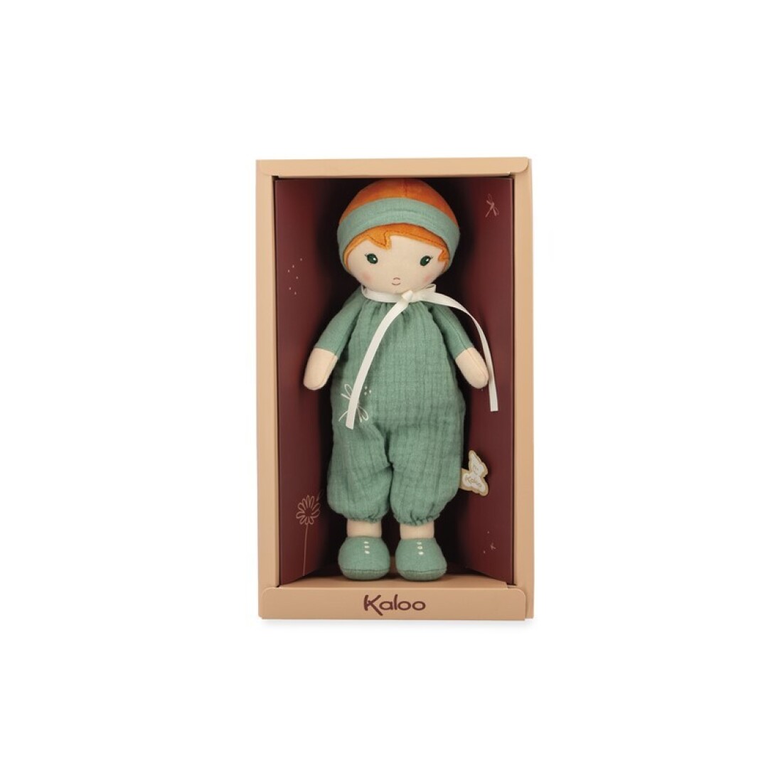 Boneco de tecido em fato verde dentro de caixa cor de rosa com texto Kaloo