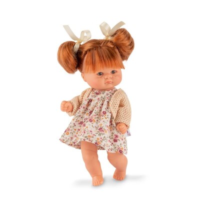 Boneca com vestido floral e cabelo ruivo em fundo branco