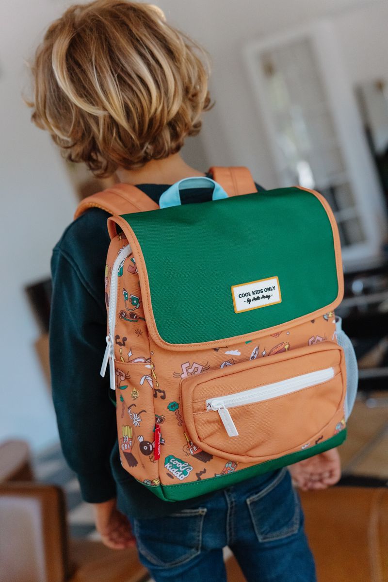 Mochila escolar colorida com tampa verde e bolso castanho com padrão desenhado