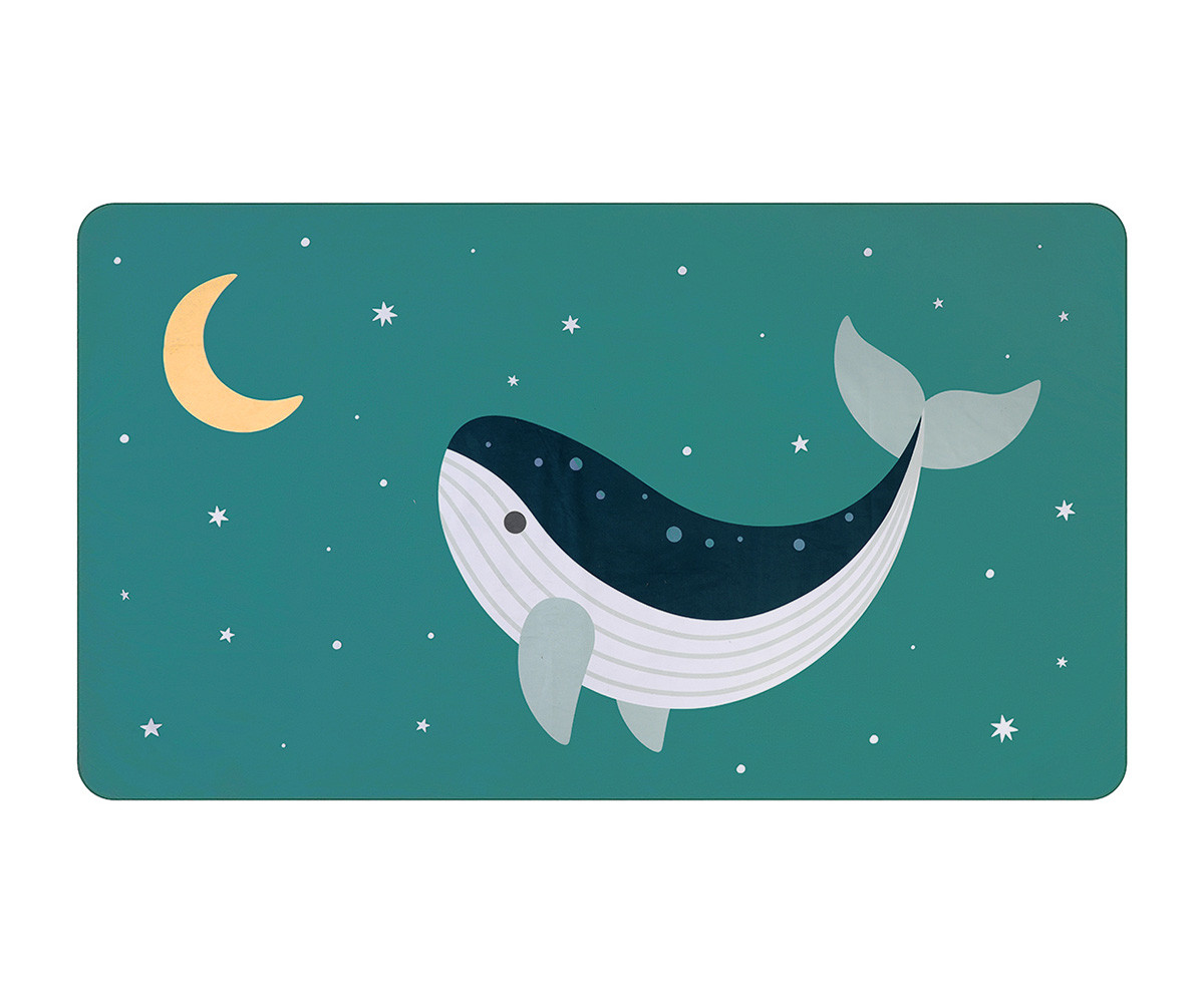 Tapete verde azul com desenho de baleia, lua e estrelas.