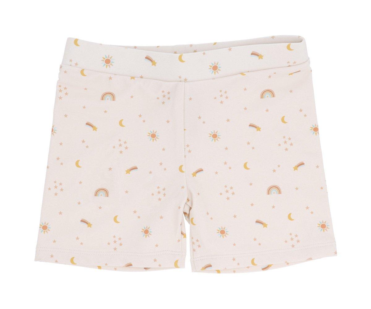calções curtos brancos com padrão de sóis, luas, arco-íris e estrelas em cores suaves
