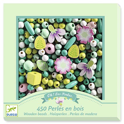 Conjunto de 450 contas de madeira coloridas, com formas variadas e embalagem verde clara