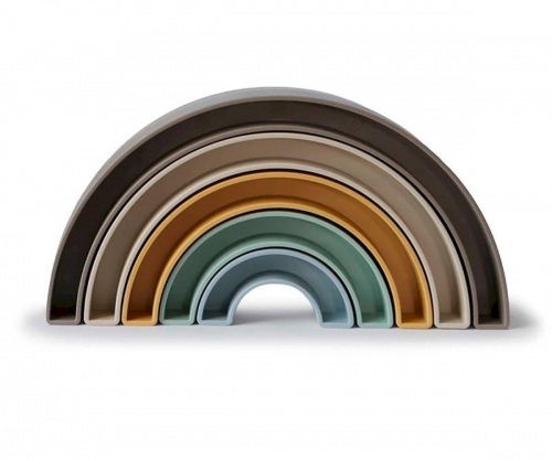 Cinco arcos empilháveis em várias cores terrosas sobre fundo branco