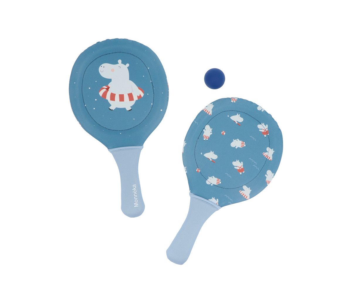 Conjunto de raquetes de praia azuis com padrão de hipopótamos e bola azul