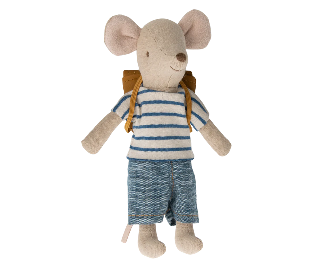 Boneco de rato com t-shirt riscada, calções e mochila castanha