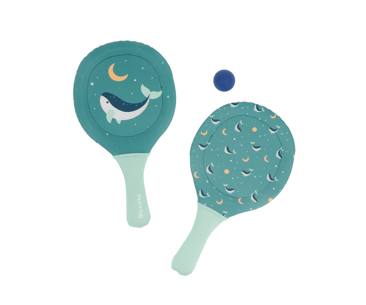 Raquetes de praia com padrão de baleias e bola azul