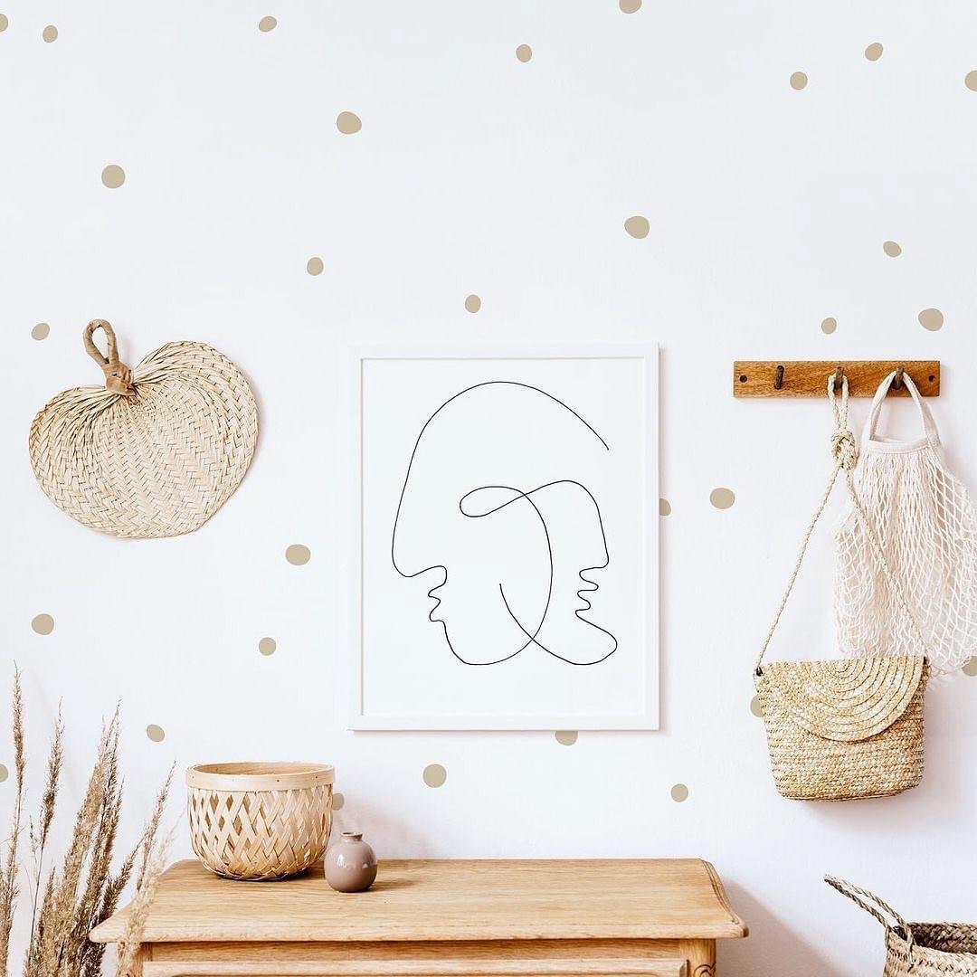 Decoração de parede e objetos em madeira clara e palha com quadro de desenho minimalista