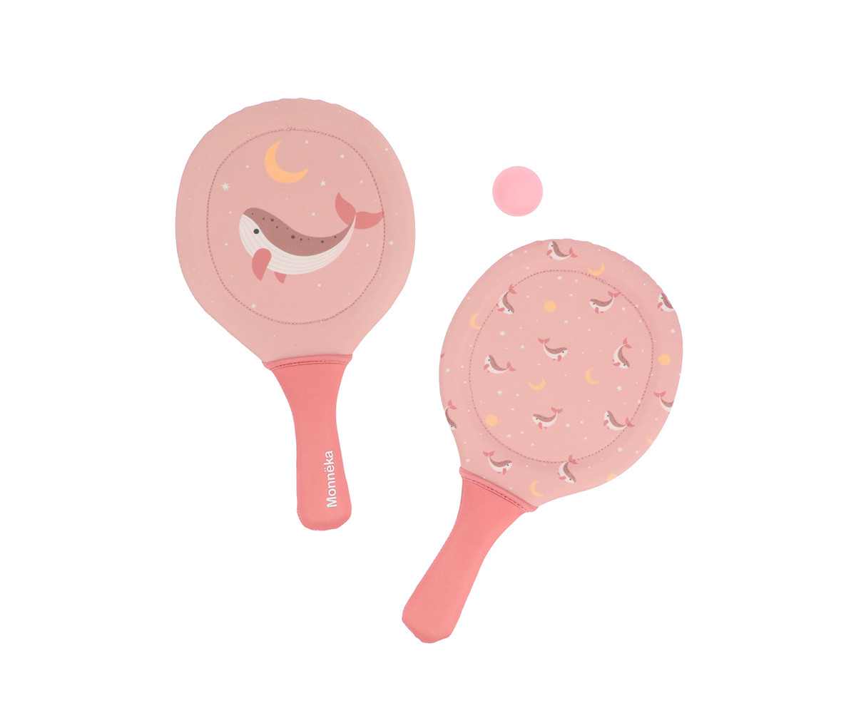 Raquetes de praia cor-de-rosa com desenhos de baleias e bola cor-de-rosa