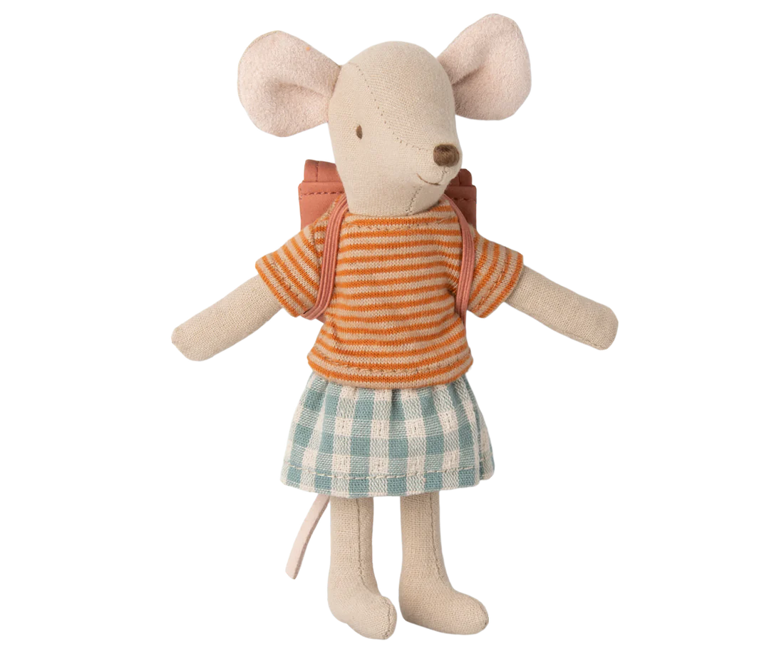 Boneca de rato de tecido com roupa e mochila