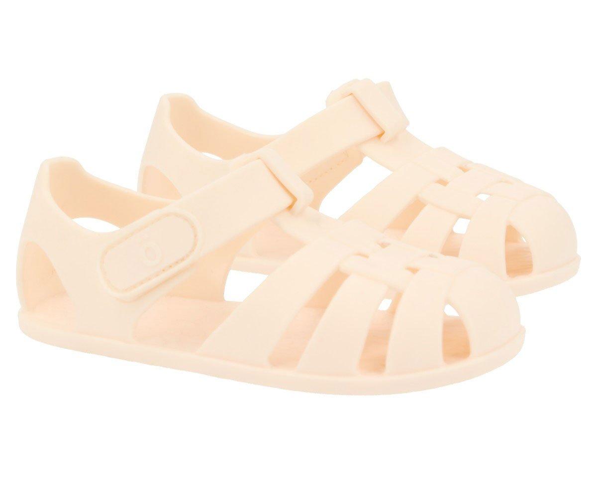 Sandálias bege de plástico para criança com fecho de velcro e design em tiras abertas
