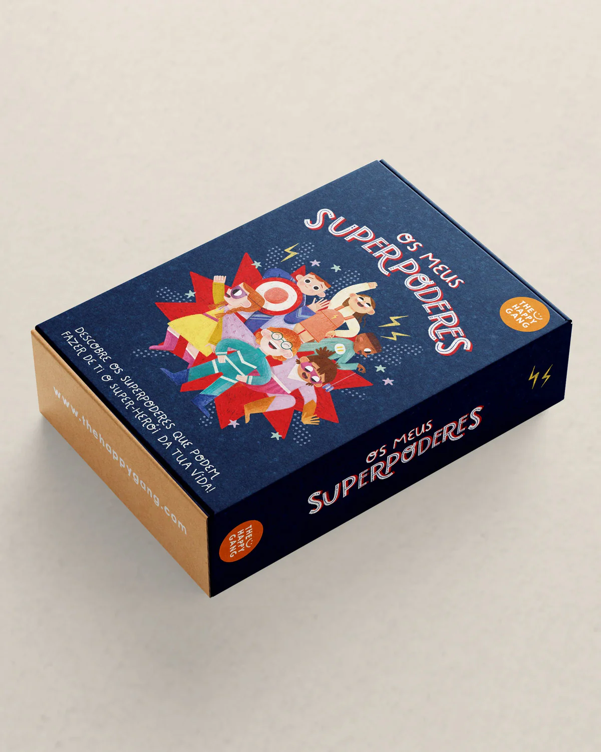Caixa de jogo ou produto infantil com tema de super-heróis e texto 'OS MEUS SUPERPODERES'